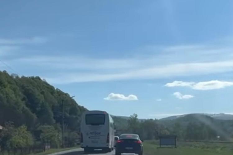 Șofer de autobuz, pericol public pe șoselele din Cluj! A depășit pe trecerea de pietoni și aproape a băgat o mașină în șanț - VIDEO