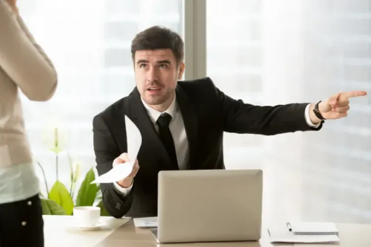 Atenție, angajați! Contractul de muncă poate fi desfăcut și pentru abateri disciplinare de comportament, nu doar de muncă