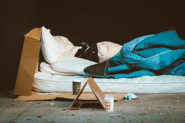  ,,Locul a devenit murdar, plin de mirosuri insuportabile” - Clujenii reclamă că oamenii fără adăpost își fac culcuș chiar sub balcoanele lor