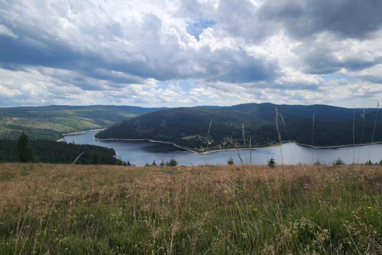 Punct de belvedere superb deasupra lacului Beliș! Spectacolul naturii din Munții Apuseni poate fi admirat dintr-o localitate din Cluj - VIDEO