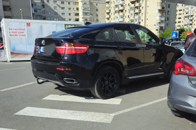 Parcare ,,superbă” la Kaufland Mănăștur! Un șofer și-a lăsat bolidul de lux chiar în ușa magazinului