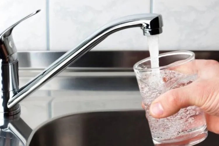 Apă gratuită în toate restaurantele din România! Restaurantele, cantinele și firmele de catering obligate de azi să ofere clienților apă gratuită 