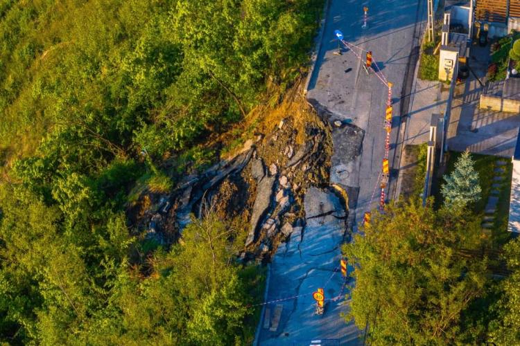 O nouă alunecare SERIOASĂ de teren pe strada Uliului, zonă neglijată demult de autorități - FOTO