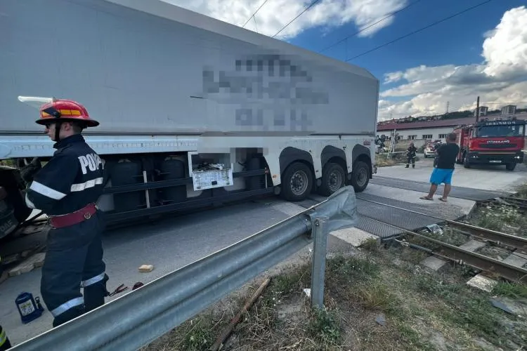 Cluj: Un autocamion a rămas blocat pe o trecere peste calea ferată. Traficul feroviar a fost oprit în zonă