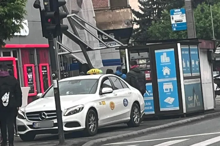 Taximetriștii clujeni și-au făcut singuri un „stand de taxi” pe Bulevardul Nicolae Titulescu. Mașină lăsată direct pe trotuar - FOTO