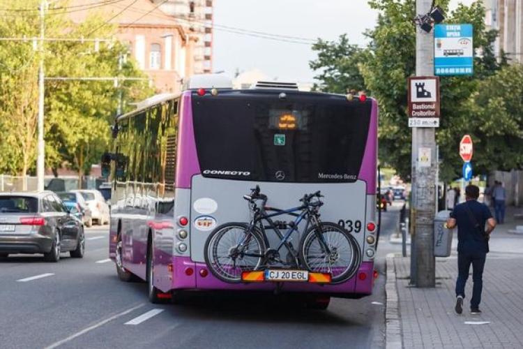 Vești bune pentru bicicliștii din Cluj! Mai multe autobuze și troleibuze au fost dotate cu suporturi pentru biciclete 