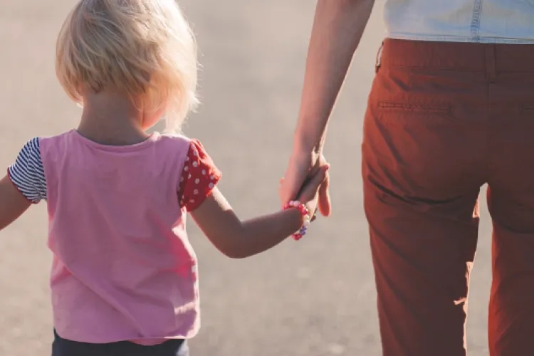 Mamele ar putea ieși mai repede la pensie! Cu cât s-ar putea reduce vârsta de pensionare în funcție de numărul de copii