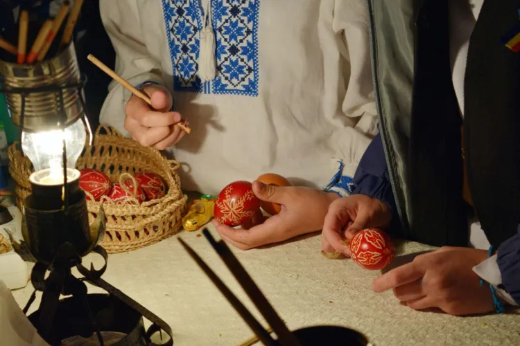 Ateliere gratuite de încondeiat ouă pentru copii la Iulius Mall Cluj în acest weekend. Accesul se face pe bază de înscriere