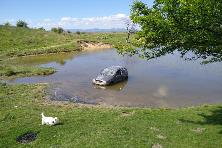 Mașină împinsă într-un lac din Cluj: ”Mă...care ai parcat așa?” - FOTO
