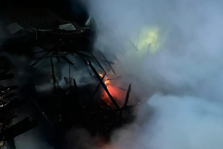 Incendiu devastator aseară la o casă în Cluj. O femeie a fost găsită moartă în casa care a luat foc 