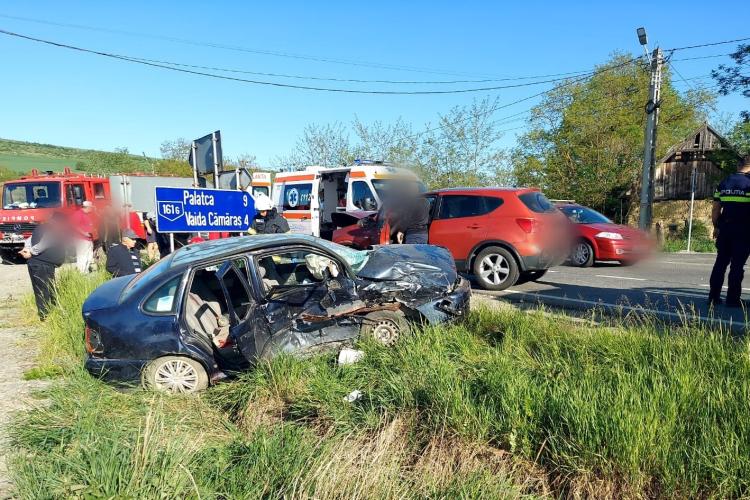 Accident deosebit de grav pe un drum în Căianu, Cluj. Patru persoane au primit îngrijiri și apoi au fost transportate la spital - FOTO și VIDEO 