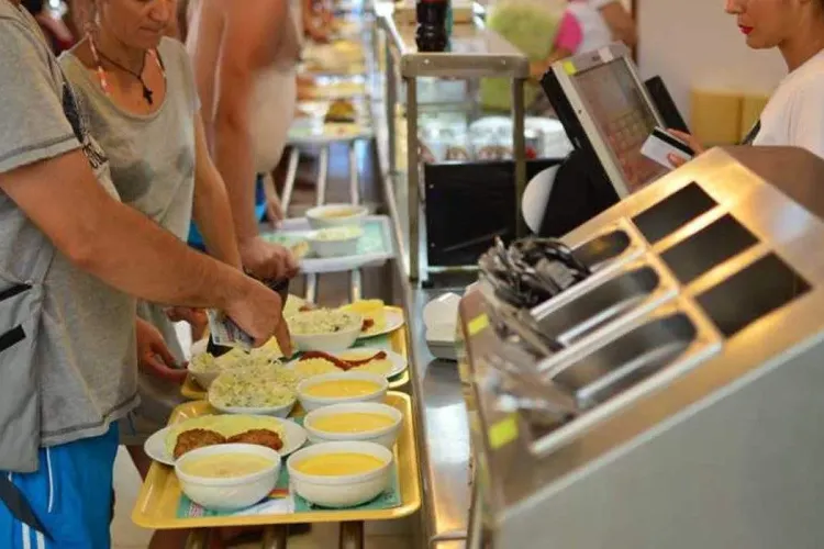 Ce salariu primește un angajat la ”împinge tava” în Mamaia. Zilele libere cam lipsesc