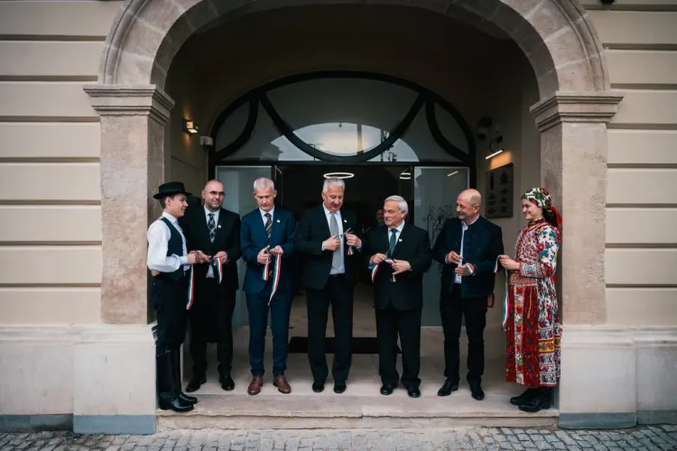 ”Noi suntem acasă aici la Cluj” - Ungurii ne-au dat iarăși o lecție! Au cumpărat Hotelul Melody și l-au făcut sediu de universitate - FOTO