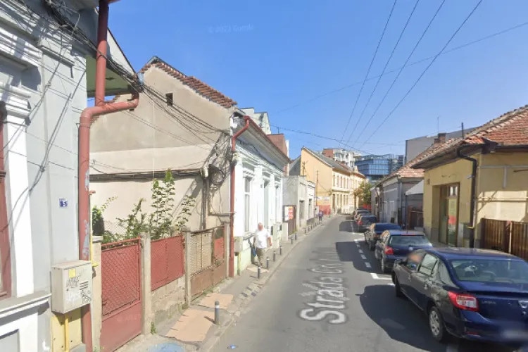 O clădire din centrul Clujului, adăpost pentru oamenii fără locuință:  ,,Au forțat intrarea/ Tulbură liniștea și își fac nevoile în curtea imobilului’’