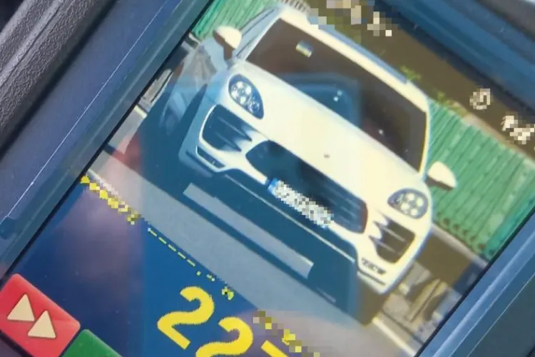 Un șofer a fost prins în timp ce conducea cu viteză amețitoare pe Autostrada Transilvania - FOTO