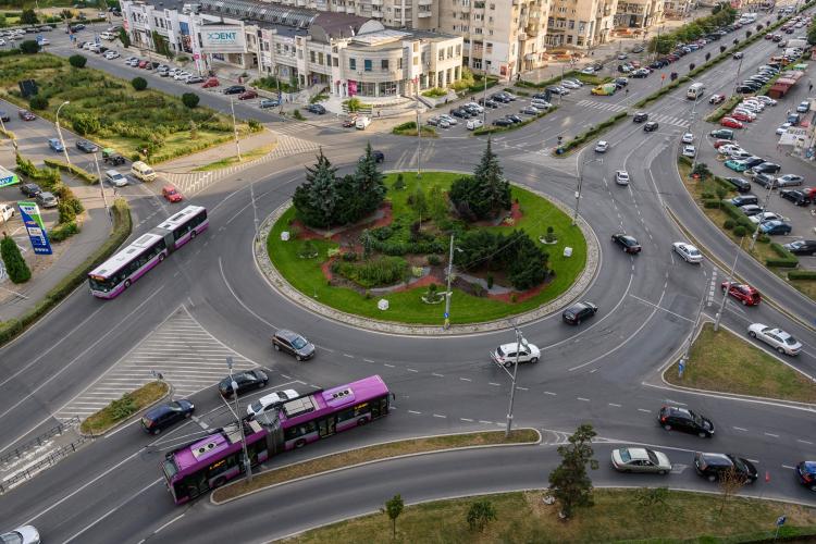 Două stații CTP din Cluj deranjează locatarii din jur: „Nu pot să stau pe balcon nici în weekend/La ora 7:50 sunt obligată să ascult reclame”