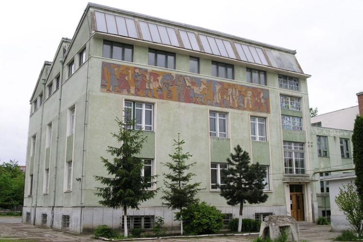 O elevă a căzut de la geamul unui liceu din Cluj-Napoca! Profesorii au spus ce s-a întâmplat