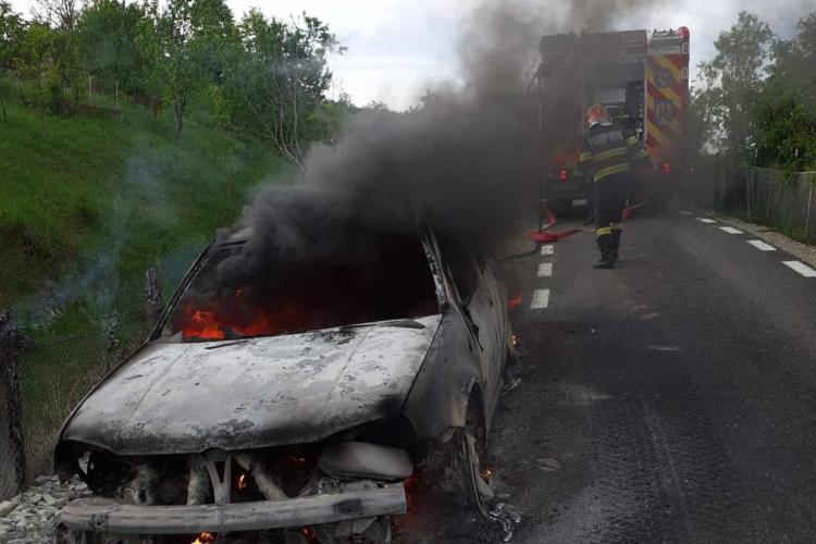 Mașină distrusă de flăcări într-o localitate din Cluj! Totul a pornit de la o defecțiune la motor - FOTO