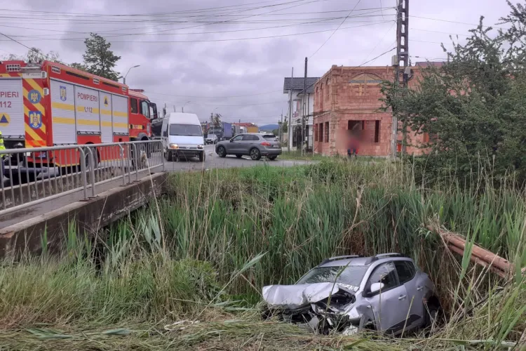 Accident în Huedin! A depășit neregulamentar și a sărit cu mașina într-un șanț - FOTO