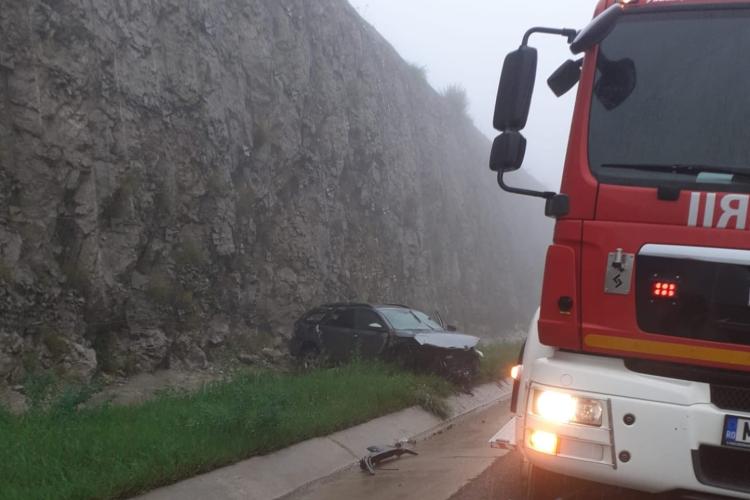 Autoturism răsturnat pe Autostrada Transilvania, din cauza vitezei pe timp de ploaie! Mașina e complet distrusă- FOTO