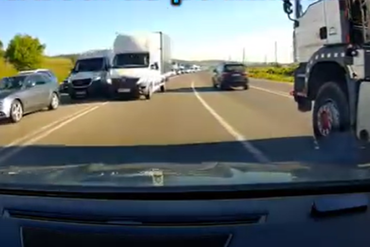 Inconștiența la volan! Șoferul evită la mustață impactul frontal cu o dubă ce depășește coloana la intrarea în sensul giratoriu din Apahida-VIDEO 