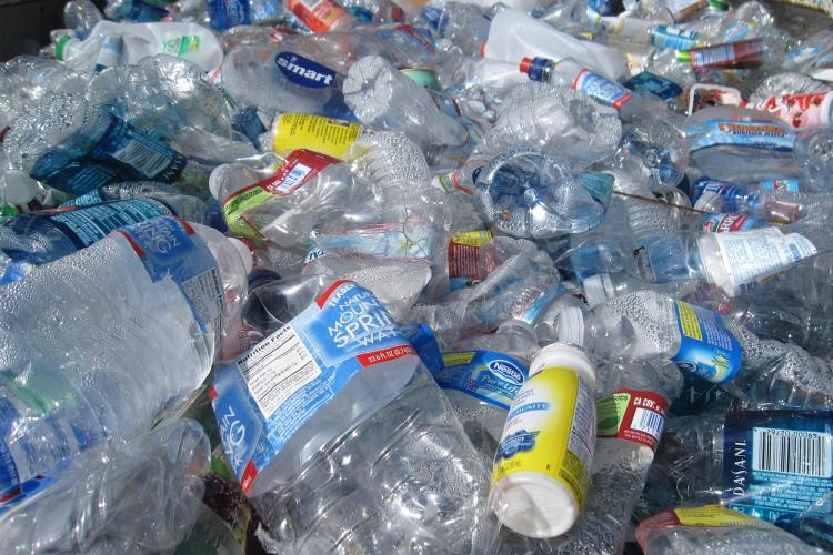 Un supermarket din România plătește mai mulți bani pentru sticlele reciclate! Cât pot primi clujenii pentru fiecare ambalaj 