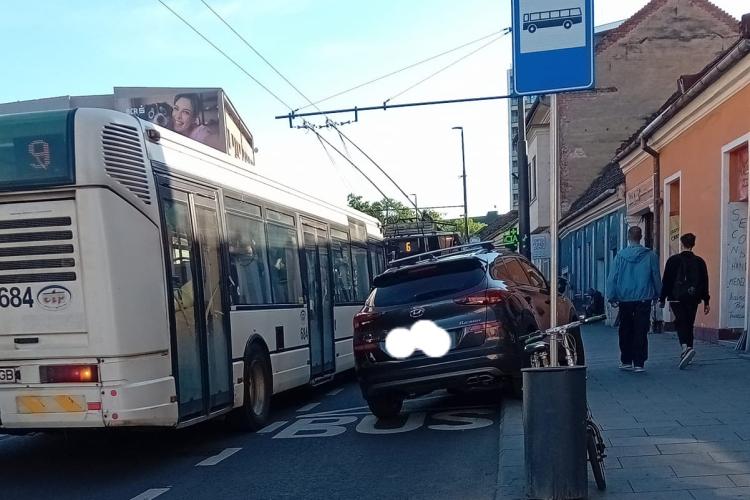 Parcare de 5 stele în Cluj-Napoca! Un șofer și-a lăsat mașina jumătate pe trotuar, jumătate în stația de autobuz