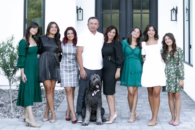 Cine este clujeanul care are un succes uriaș în politica din SUA. Are șase fete, toate născute în SUA, dar le consideră românce-FOTO