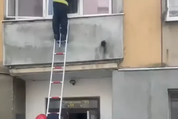 Un clujean de 48 de ani a fost găsit mort în apartamentul închiriat. Ușa era blocată, iar pompierii au folosit o scară pentru a intra pe geam- VIDEO