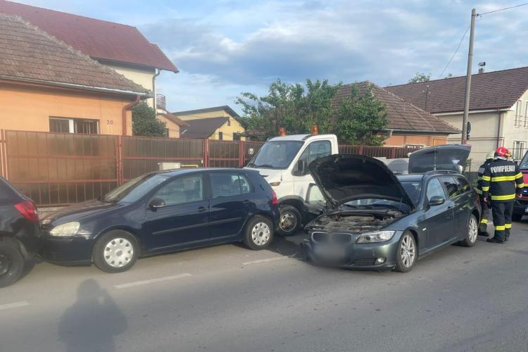 Accident cu 4 mașini pe strada Branului din Cluj-Napoca! O femeie a fost transportată la spital