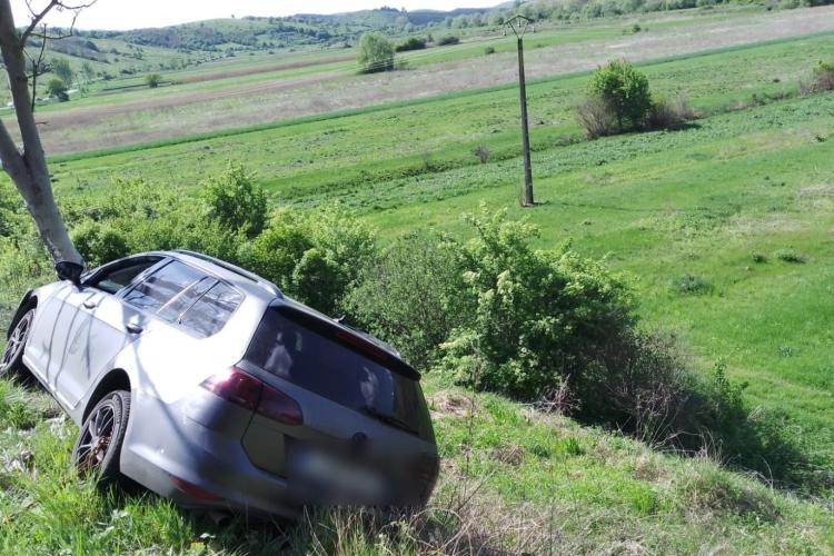 Accident într-o localitate din Cluj! Un tânăr a intrat cu mașina într-un copac - FOTO