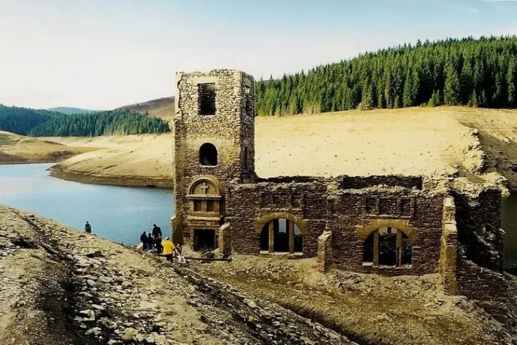Legendele Bisericii de sub lac, din Beliș. Comuniștii i-au izgonit pe credincioși și au inundat valea. Se spune că blestemele se prind si acum - FOTO