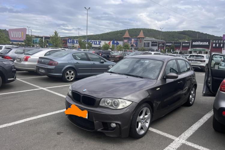 Un BMW se mișcă singur prin parcarea de la VIVO Cluj! ”Haide la mașină, se mișcă singură în parcare!”- este mesajul prin care este căutat șoferul!-FOTO