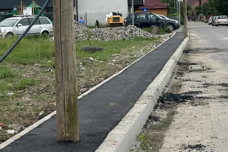 Modernizare de 5 stele! În Cluj au apărut trotuarele cu stâlp prin mijloc: ,,Oare până unde merg prostia, incompetența, indiferența” - FOTO