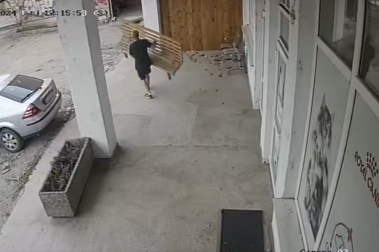 Un clujean a  plecat cu o...bancă din fața unei clinici din cartierul Mănăștur! Reprezentanții clinicii îl roagă să o aducă înapoi după Paște- Video