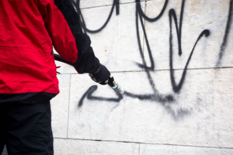  ,,Dau întregii zone un aer de ghetou infracțional nepăzit’’- Acte de vandalism cu graffiti în centrul Clujului