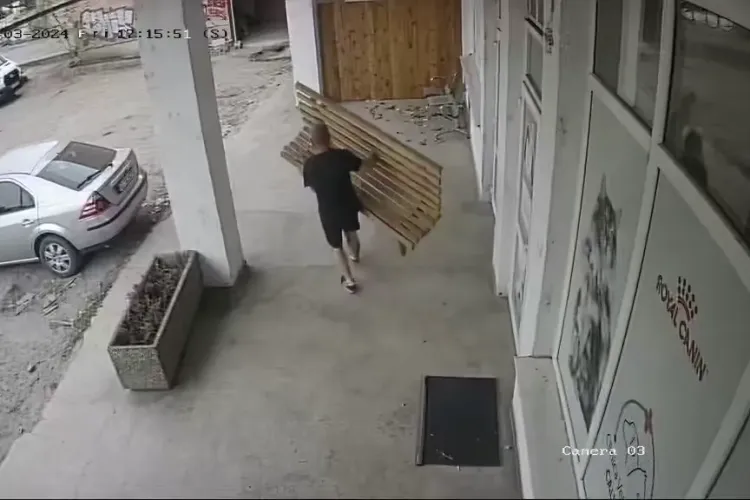 ”Domnu, adu banca înapoi!” - Un clujean a furat în Sâmbăta Mare o bancă de lemn din fața unui cabinet veterinar - VIDEO