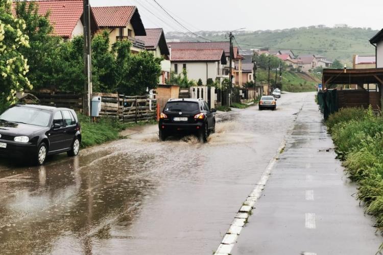 Cluj: O stradă din Dezmir s-a transformat într-o baltă uriașă după ploaia de noaptea trecută. Infrastructura nu face față precipitațiilor - VIDEO