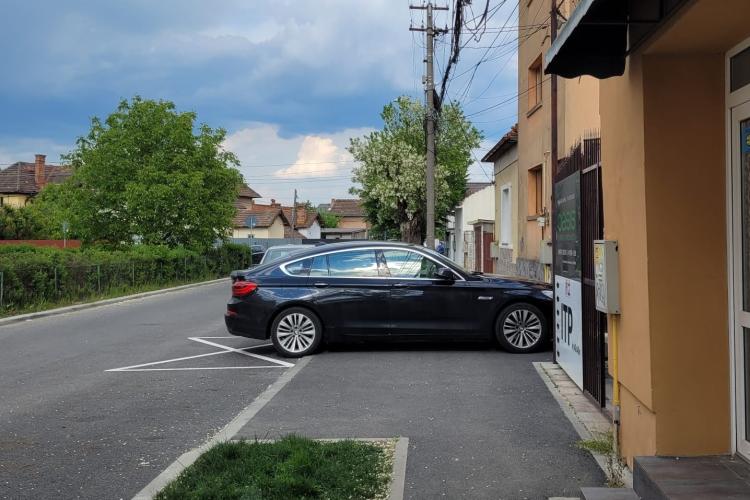 ”Alo, domnu cu BMW, unde ați învățat să parcați?” - Parcare de șmecher pe o stradă din Cluj-Napoca - FOTO