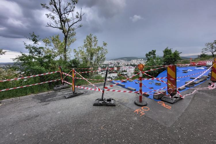 Atât s-a putut! ”Specialiștii” lui Boc au acoperit cu o prelată zona surpată de pe strada Uliului - FOTO