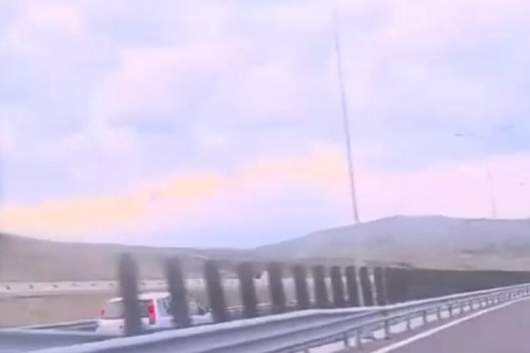 VIDEO. Un șofer a fost filmat în timp ce mergea pe contrasens, pe autostrada A10 Sibiu - Cluj: „N-ai cum frate, o gașcă de pensionari”