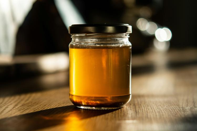 Trucul prin care poți testa dacă mierea este autentică. Aproape jumătate din mierea importată în Europa este contrafăcută 