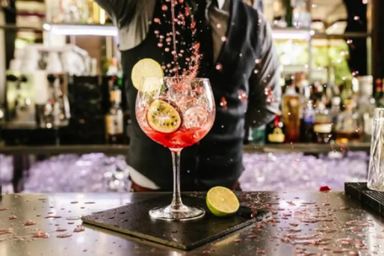 Cât câștigă din bacșiș un ospatar la un club de fițe de pe litoral. Sumele sunt amețitoare