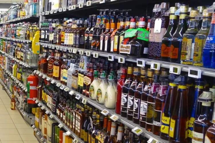 Tânăr din Cluj, reținut de polițiști. A furat băuturi alcoolice dintr-un magazin și s-a luat la harță cu paznicul