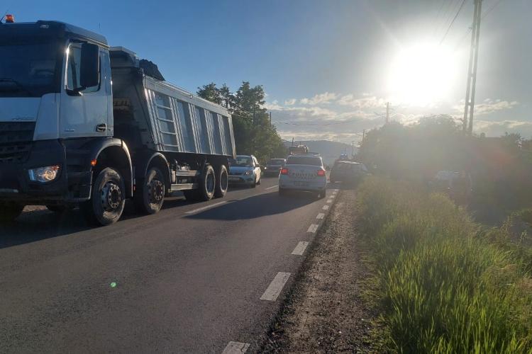Cluj: Accident între două mașini și o basculantă la Căianu Mic! Doi bărbați evaluați de paramedicii SMURD