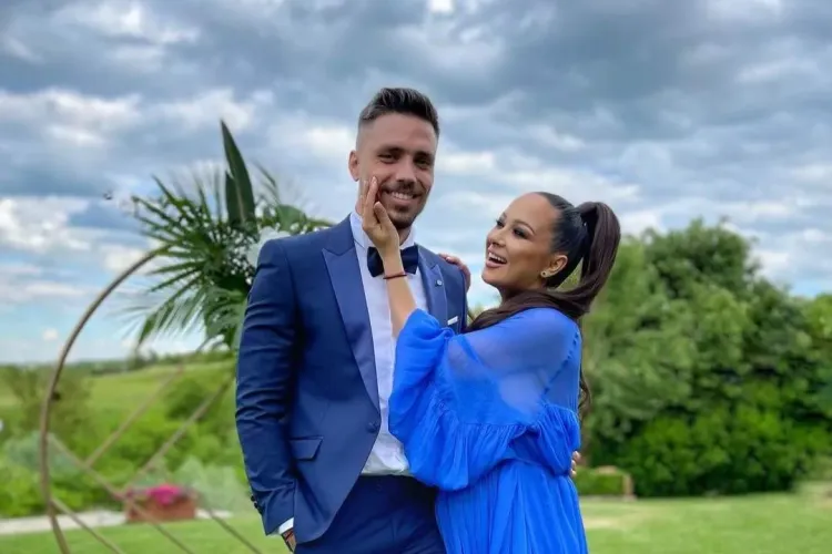 Cum a aflat Adi Rus, soțul Vlăduței Lupău, că va fi tată pentru a doua oară. Fostul portar al lui CFR Cluj este „obsedat de familist”, spune artista