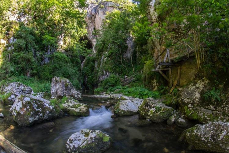 Cea mai spectaculoasă peșteră din Apuseni - capcană pentru turiștii fără experiență! Peisajul sălbatic atrage mii de străini, vin să vadă minunile de acolo