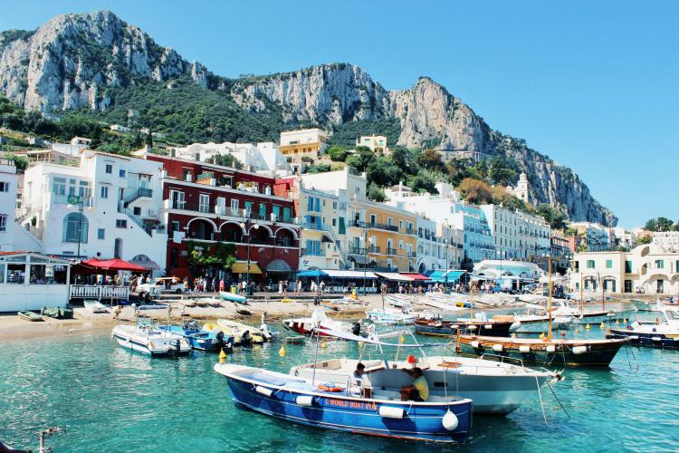 Nici Capri nu mai e ce a fost! Turiștii români au dat de mizerie, ploșnițe și aroganță la hotelurile de lux de pe frumoasa insulă 