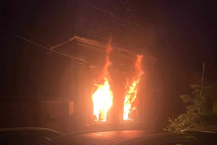 Incendiu pe strada Oașului din Cluj-Napoca! Din cauza străzii înguste și a mașinilor parcate neregulamentar pompierii au ajuns cu greu în zonă