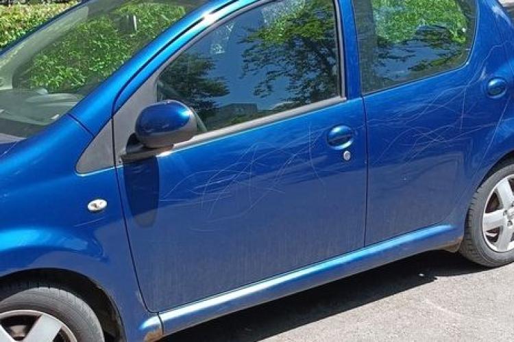 Un șofer s-a trezit cu mașina vandalizată după o parcare neinspirată pe o stradă din Cluj: Când parchezi ca un nesimțit, te cam expui la nesimțirea altora